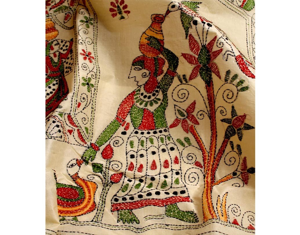 বাংলার কাঁথা শাড়ি: সেলাইয়ে কাঁথার নকশা এল শাড়িতে। মূলত সুতি, সিল্ক বা তসর সিল্কের উপরে রান সেলাই দিয়ে ফুটিয়ে তোলা হয় নকশা।