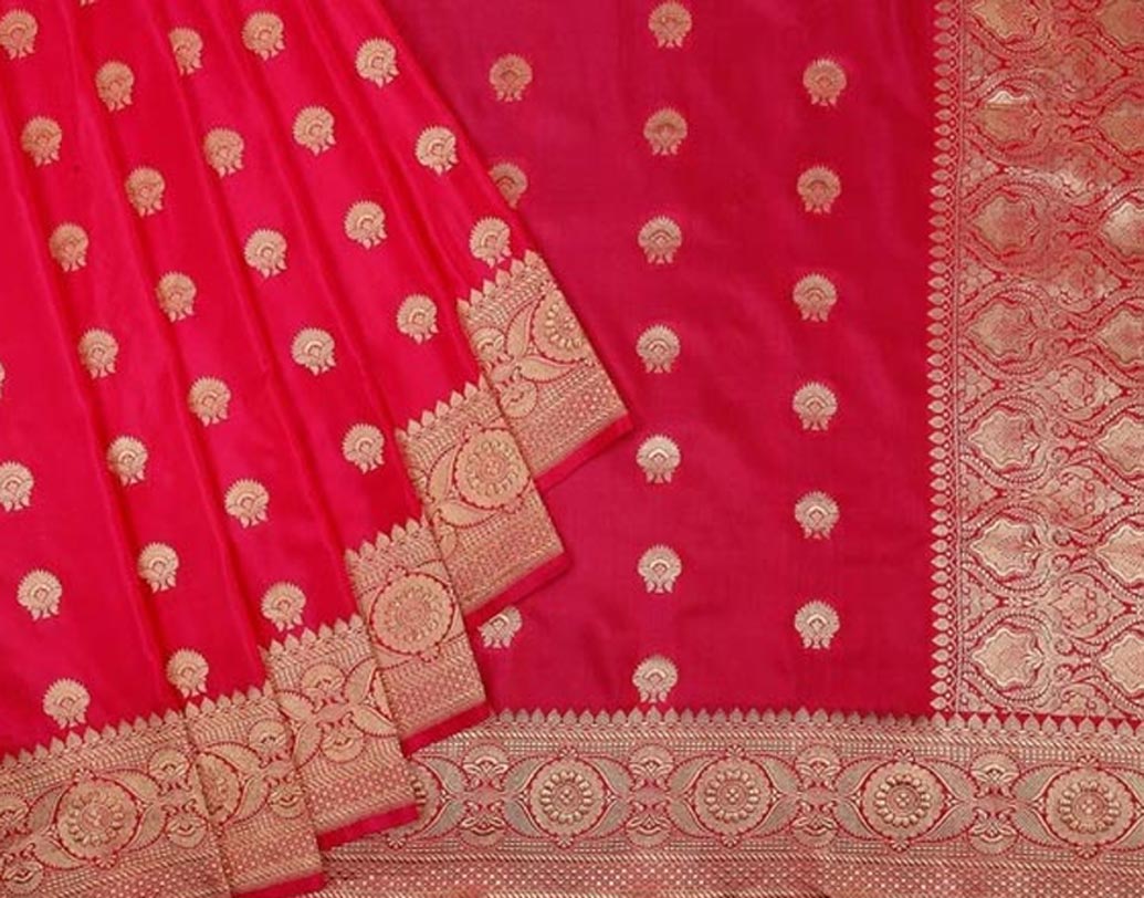 বারাণসীর বেনারসী: শাড়িটি সূক্ষ্ম রেশমের। মুঘল আমলে সোনা ও রুপোর জরি দিয়েই তৈরি হত এই শাড়ি। পরবর্তীতে যা পাল্টেছে। বিয়ের আসর শুধু নয়। ঐতিহ্যবাহী শাড়ির অন্যতম এটি। এক বছরের বেশি সময় লাগে একটি খাঁটি বেনারসী বুনতে।