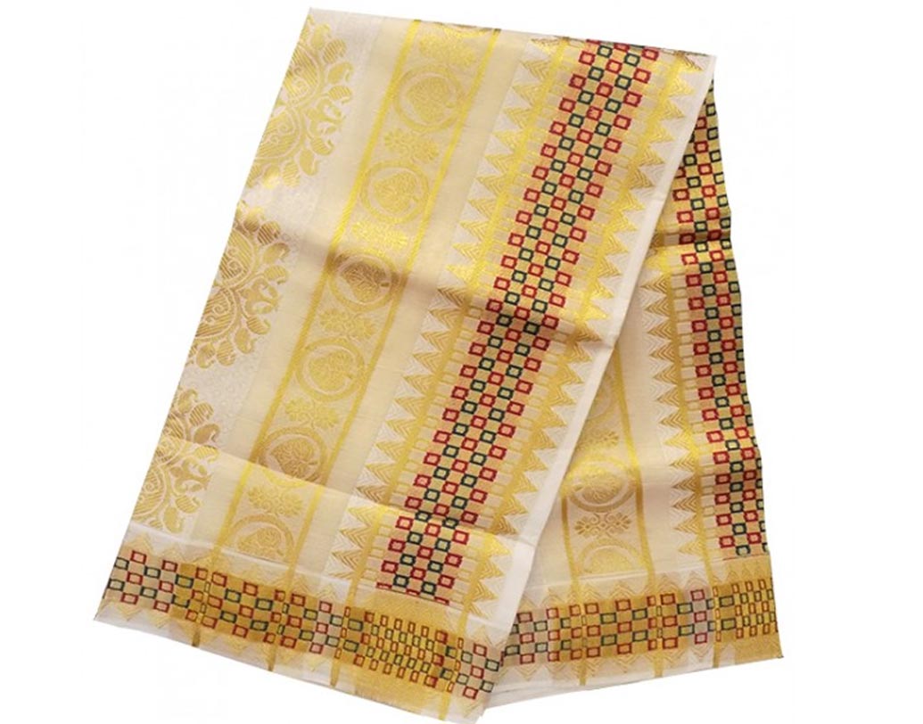 কেরলের কাসাভু বা সেত্তু: পেটিকোট, ব্লাউজ আর তার উপর দিয়ে জড়িয়ে নেওয়া একটা সোনালি পাড়ের চাদর, সবটা মিলেই তৈরি এই ‘সেত্তু’। ঐতিহ্যবাহী শাড়িটির ধরন আধুনিক হলেও পুরনো ধারা বজায় রেখেছেন প্রবীণরা। সোনালি পাড়টি প্রথমে সোনার পাত দিয়ে তৈরি হত। পরবর্তীতে কৃত্রিম সুতো ব্যবহার হয়।