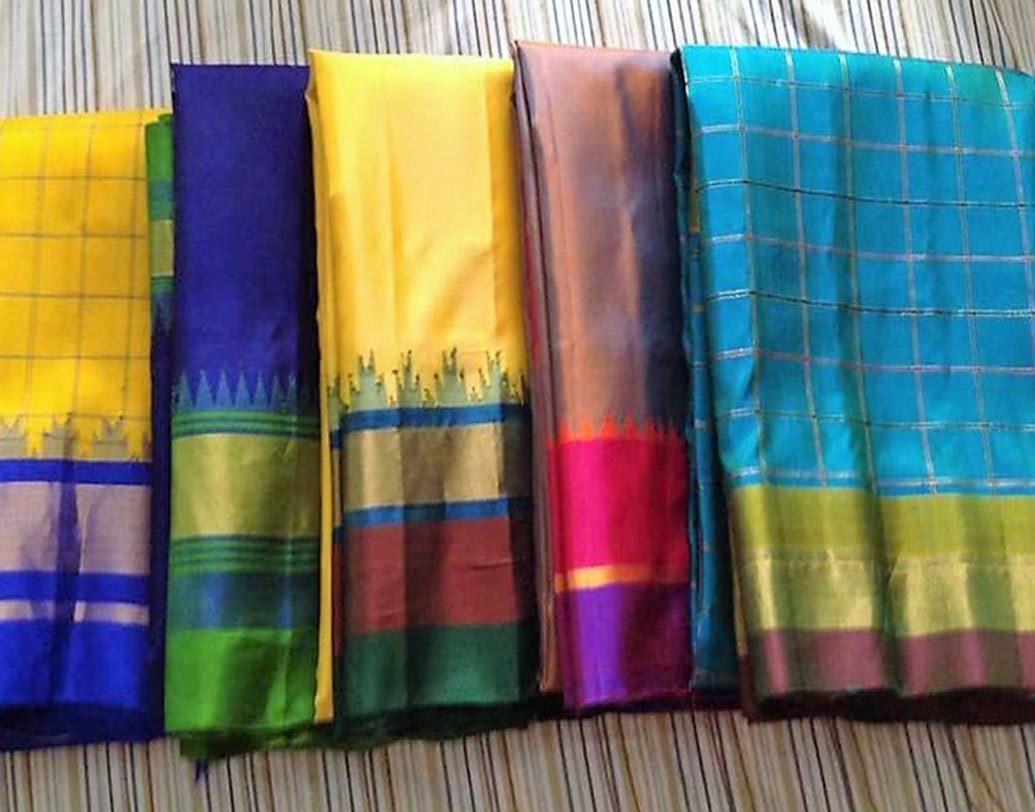 অন্ধ্রপ্রদেশের গাদোয়াল: একরঙা ঢালা জমি অথবা ছোট্ট ফুল বা কল্কা বুটি থাকে। উজ্জ্বল পাড় এবং আঁচল এই শাড়ির বিশেষত্ব। পাড়ে থাকে মন্দিরের চূড়ার মতো ত্রিভুজ প্যাটার্ন।