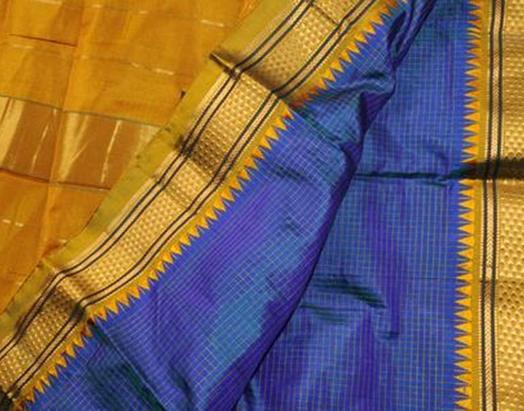 তামিলনাড়ুর কোনরাড: দেবদাসীদের পরনে থাকত এই শাড়ি। চওড়া পাড়ে জীবজন্তুর মোটিফ থাকে অনেক সময়। শাড়ির জমিতে চেক বা স্ট্রাইপ নকশা ফুটে ওঠে।