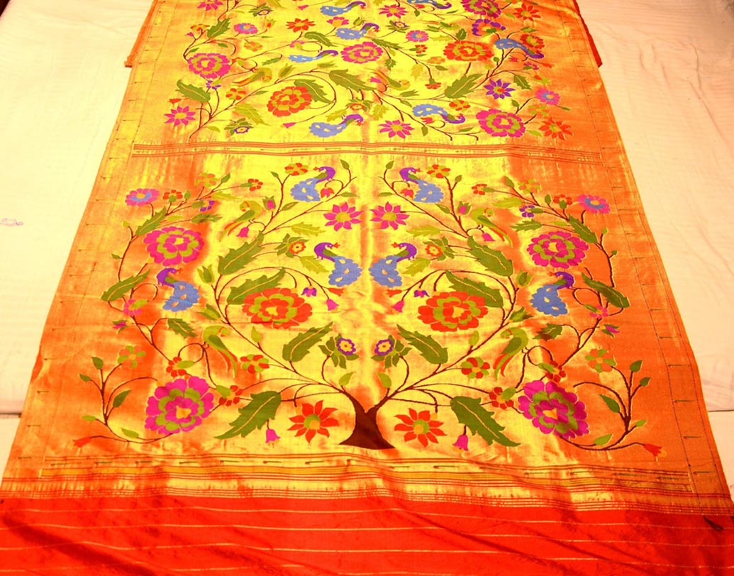 মহারাষ্ট্রের পৈঠানি: ভারী জড়ির কাজ থাকে হাতে বোনা সিল্কের শাড়িগুলিতে। ঔরঙ্গবাদের শাড়িটিতে ময়ূরের মোটিফ ও সূক্ষ্ম বুটি থাকবেই।