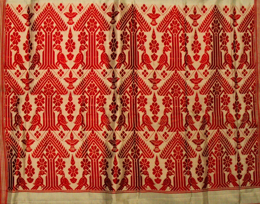 অসমের মুগা: সিল্ক ও তসরের মধ্যে অন্যতম সেরা এটি। উজ্জ্বল হলুদ রঙের রেশম সিল্কটি অসম ও সংলগ্ন উত্তর-পূর্ব ভারতে প্রাকৃতিক ভাবে পাওয়া যায়। এক ধরনের মথের লালা থেকে তৈরি হয় সুতো।