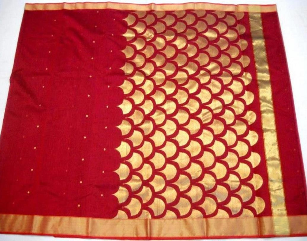 মধ্যপ্রদেশের চান্দেরি: সিল্ক এবং সুতির মিশ্রণে তৈরি। গল্পে আছে ছোট্ট বাঁশের কৌটো করে মুঘল দরবারে উপহার দেওয়ার পর সম্রাটের কথামত সেই শাড়ি দিয়ে মুড়ে দেওয়া হয় একটি হাতিকে। চেক এবং ফুলের নকশা থাকে সমস্ত জমি জুড়ে। আঁচল-পাড়ে থাকে ভারী জরির কাজ।