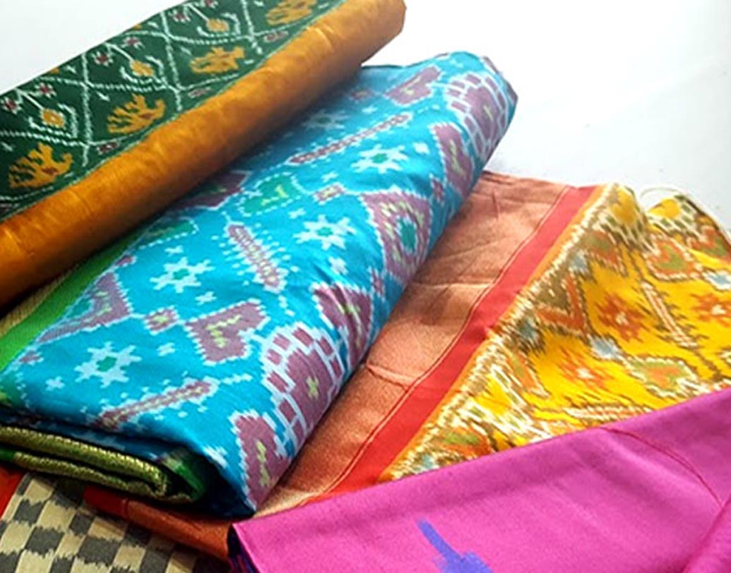 তেলঙ্গানার পচমপল্লি: বুধন শহরের শাড়িটি ওড়িশার ইক্কতের মতো ‘টাই-এন-ডাই’ পদ্ধতিতে সুতো রাঙিয়ে নিয়ে জ্যামিতিক নকশায় বোনা হয়।