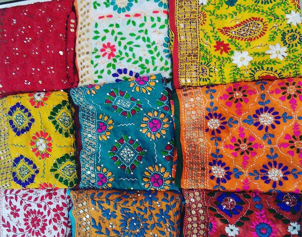 পাঞ্জাবের ফুলকারি শাড়ি: ‘হির-রঞ্ঝা’-র গল্পে উঠে এসেছে এটির কথা। ফুলের নকশা ফুটে ওঠে রঙিন সুতোর মাধ্যমে। উজ্জ্বল বর্ণের শাড়িটি সুতি বা খাদির হয়।