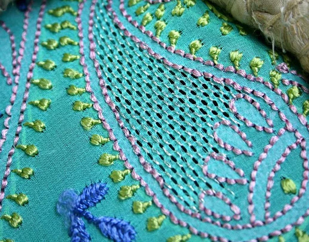 লখনউ চিঙ্কারি: প্রথম শুধু মসলিনে বোনা হত, পরবর্তীতে সবরকম কাপড়ের উপরেই লখনউয়ের চিকনের কাজের শাড়ি তৈরি করা হয়েছে।