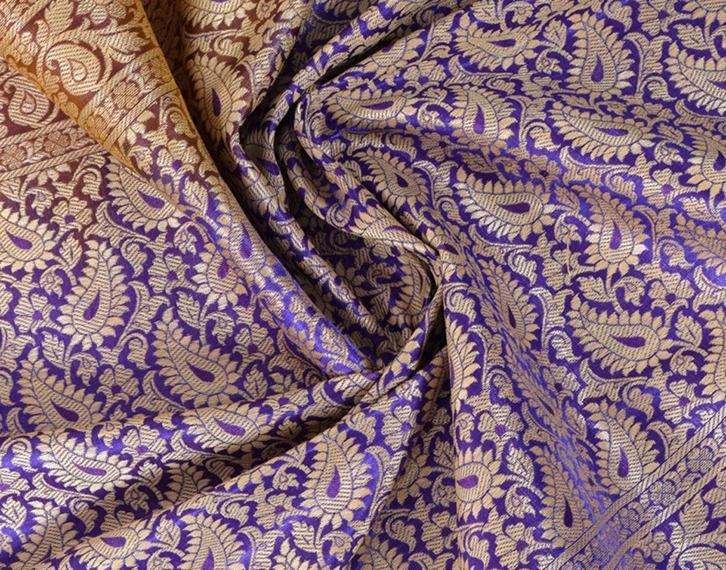 গুজরাতের তাঞ্চোই: শাটিন জমির উপর শাটিন সুতো দিয়ে কাজ থাকে। মোটিফগুলো জমির সঙ্গে মিশে গিয়েছে মনে হয়। ভারী শাড়ি।