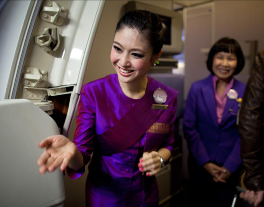 স্কাইট্র্যাক্সের সমীক্ষায় ১০৫টি দেশের ১৯ কোটি ৫০ লক্ষ যাত্রীর মত নেওয়া হয়েছে। যাত্রী স্বাচ্ছন্দ্য, কর্মীদের ব্যবহার ও পরিষেবা, খাবারের মান, আরামদায়ক আসন, কেবিনের পরিবেশ, সব দিকই বিচার করা হয়েছে। প্রথম স্থানে রয়েছে থাই এয়ারওয়েজ। এটি অত্যন্ত আরামদায়ক এবং সস্তা, খাবারও দুর্দান্ত।