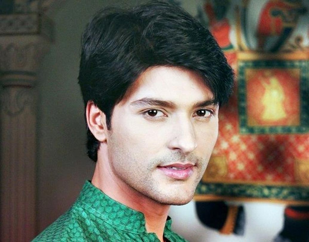 আনাস রশিদ: ‘ধরতি কা বীরযোদ্ধা পৃথ্বীরাজ চৌহান’ খ্যাত আনাস সাইকোলজি নিয়ে স্নাতকোত্তর স্তর পর্যন্ত পড়াশোনা করেছেন। উর্দু, আরবি, ফারসিও বলতে, পড়তে, লিখতে পারেন।