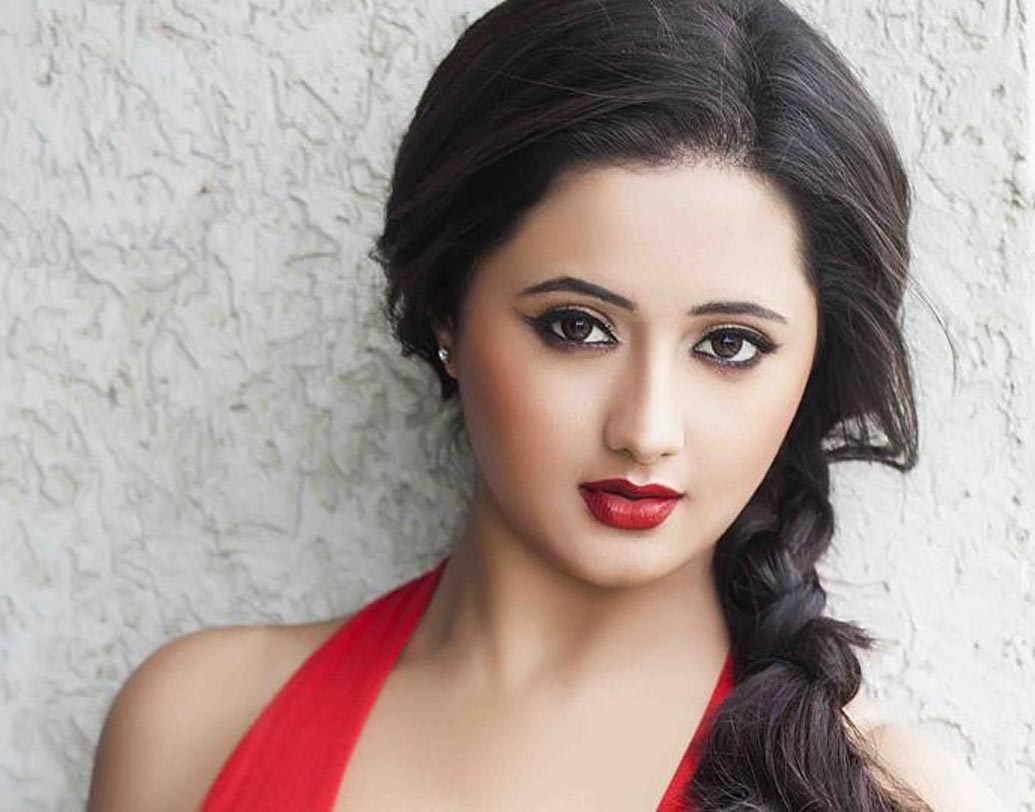 রাশামি দেশাই: অসম বিশ্ববিদ্যালয় থেকেই স্নাতক স্তরের পড়াশোনা করেছেন রাশামি।