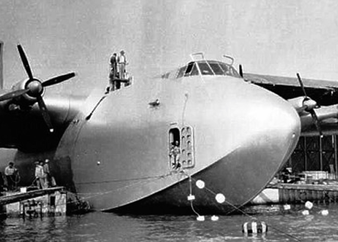 হিউজেস এইচ ৪ হারকিউলিস: যেহেতু স্ট্র্যাটোলঞ্চ এখনও চালু হয়নি। তাই এখনও পর্যন্ত সবচেয়ে লম্বা উইং স্প্যান যুক্ত বিমান হল এই হাগস্‌ এইচ ৪ হারকিউলিস। বিমানটির দৈর্ঘ্য ৬৬.৬৫ মিটার। আর উইং স্প্যান ৯৭.৫৪ মিটার। তবে এই বিমানটি এখন আর সক্রিয় নেই।