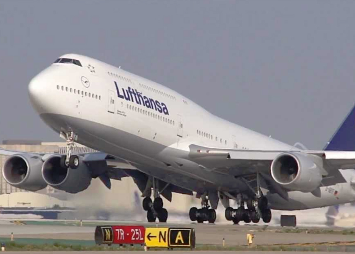 বোয়িং ৭৪৭-৮: সবচেয়ে বেশি দৈর্ঘ্যের এয়ারলাইন্স হওয়ায় বোয়িং ৭৪৭-৮ বিমানকে ‘কুইন অফ দ্য স্কাই’ও বলা হয়।