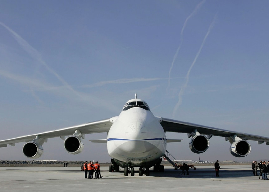 অ্যান্টোনোভ অ্যান-১২৪: রাশিয়ার বিমানবাহিনী এই বিমান ব্যবহার করে। বিমানবাহিনীতে ব্যবহার হওয়া বিমানগুলোর মধ্যে এটাই সবচেয়ে বড়। দৈর্ঘ্য ৬৮.৯৬ মিটার।