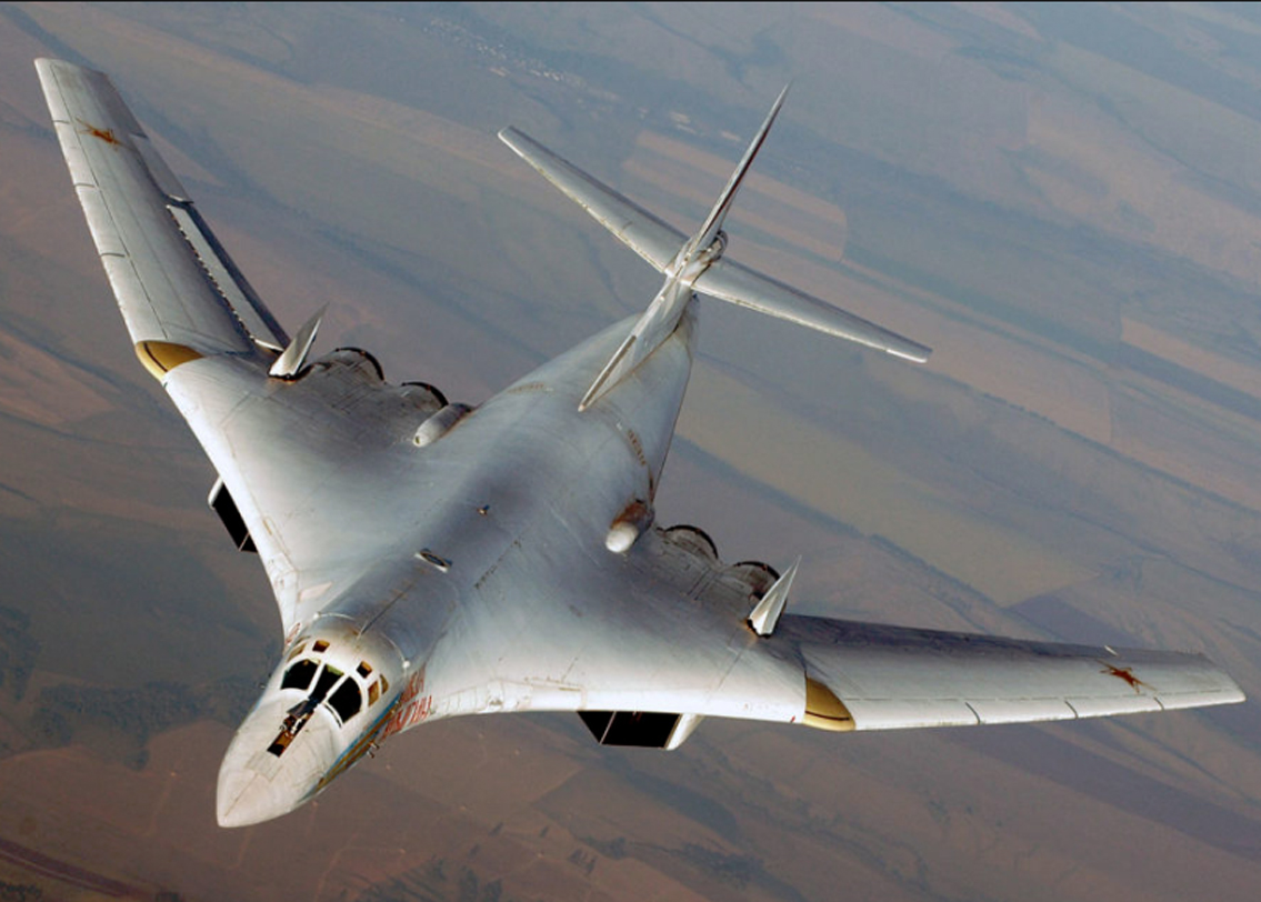 টুপোলেভ টু-১৬০: এই বোমারু বিমান বর্তমানে রাশিয়ার বিমানবাহিনীর অন্তর্গত। কোনও একটা বিশ্বরেকর্ড নয়, সবচেয়ে বড় সুপারসনিক এয়ারক্র্যাফ্ট, সবচেয়ে বড় কমব্যাট এয়ারক্র্যাফ্ট এবং সবচেয়ে বড় ঘূর্ণায়মান ডানা থাকার রেকর্ড রয়েছে এর জিম্মায়।