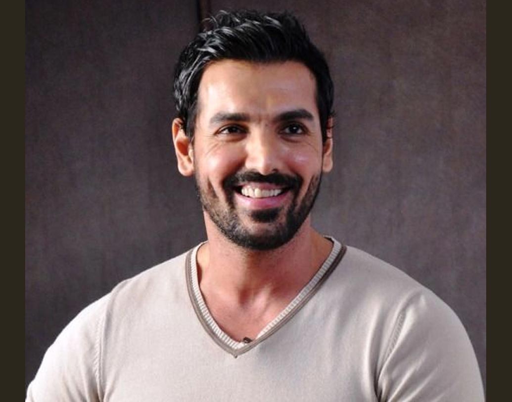 জন আব্রাহাম: ‘দোস্তানা’ ছবির পর এক জন পুরুষ অনুরাগী নিয়মিত ফলো করতেন জনকে। বাড়ির ল্যান্ডলাইনে ফোনও করেছিলেন। বাধ্য হয়ে পুলিশে জানান জন।