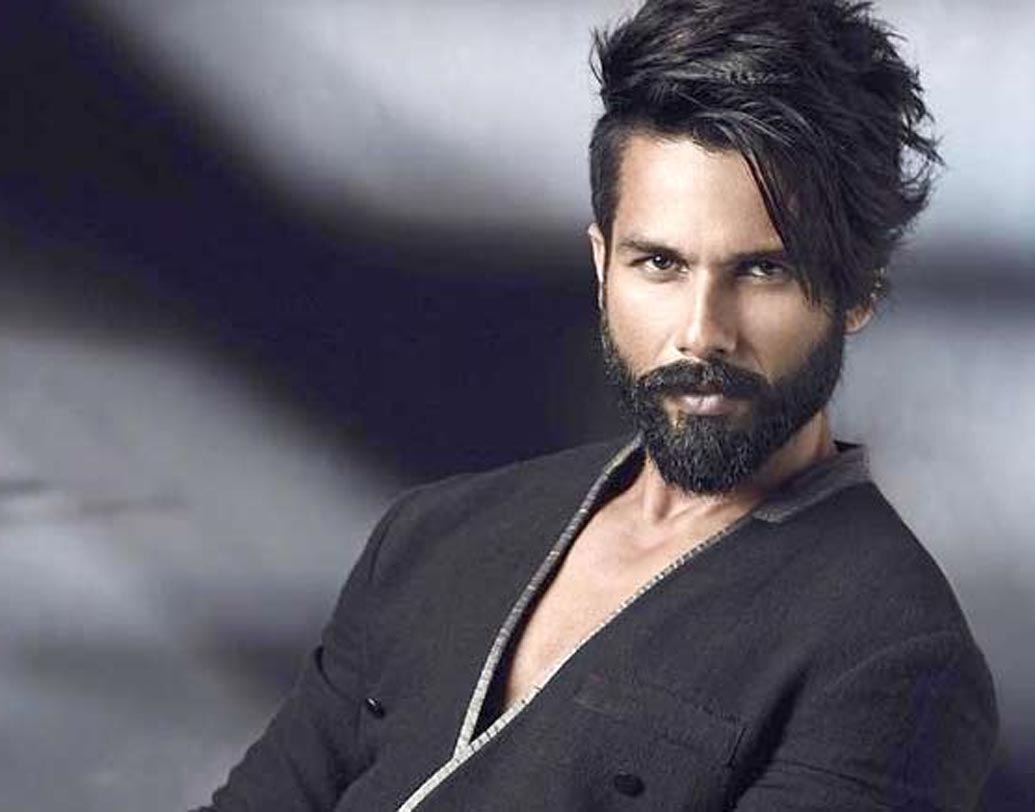 শাহিদ কপূর: অভিনেতা রাজকুমারের মেয়ে বাস্তবিকা পণ্ডিত প্রিয় অভিনেতাকে নিজের স্বামী বলে পরিচয় দেওয়া শুরু করেন! শাহিদের পাড়ায় ফ্ল্যাট পর্যন্ত কিনে নেন তিনি। সর্বত্র ফলো করা শুরু করেন শাহিদকে। বাধ্য হয়ে পুলিশে নালিশ করেন শাহিদ।