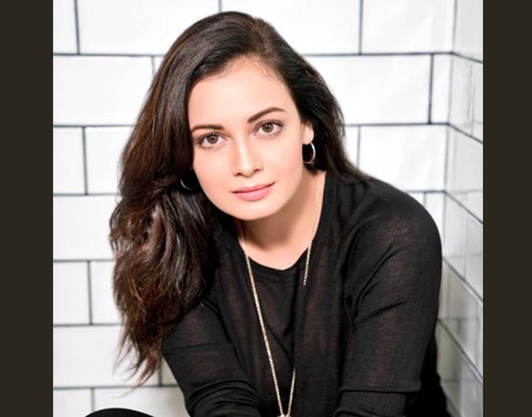 দিয়া মির্জা: ২০০৯ সালে এক নামী চিকিৎসক ফলো করতেন দিয়াকে। আংটি আর ফুল উপহার পাঠিয়ে বিয়ের প্রস্তাবও দেন। প্রথমে পাত্তা না দিলেও পরে পুলিশে অভিযোগ করেন দিয়া।