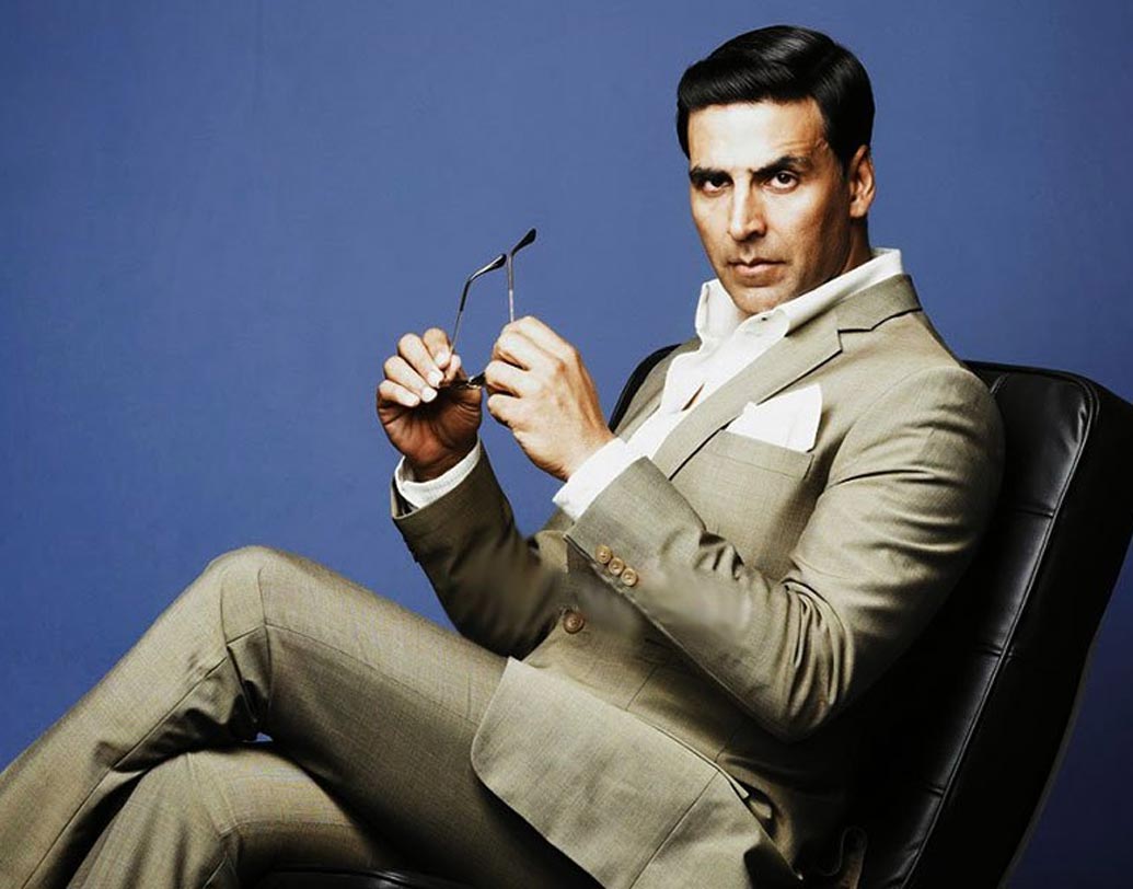 অক্ষয় কুমার: আক্কির সঙ্গে দেখা করতে লখনউয়ের বাড়ি থেকে পালিয়ে এসেছিলেন এক তরুণী। ২০০৯ সালে আক্কির গাড়ি নিয়মিত ফলো করেও তাঁর দেখা না পেয়ে নিজের কবজি ভেঙে ফেলেছিলেন নিজেই। অক্ষয় হাসপাতালে পৌঁছে দেন তাঁকে।