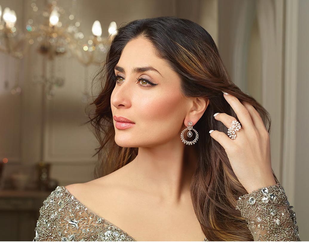 করিনা কপূর: নিয়মিত দামি উপহার পাঠাতেন বেবোর এক ফ্যান। ডিজাইনার শাড়ি, ল্যাপটপ কিছুই বাদ ছিল না। বেবো অবশ্য বিষয়টা খুব একটা পাত্তা দেননি।