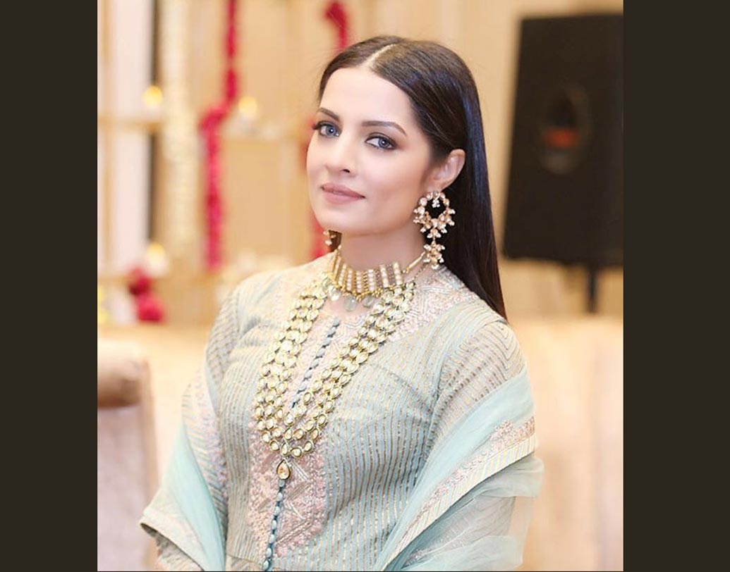 সেলিনা জেটলি: ‘লাভ হ্যাজ নো বাউন্ডারি’ ছবির শুটিংয়ের সময় ২০০৭ সালে সেলিনার দিকে এগিন যান এক তরুণ। পুলিশে অভিযোগ করা হয় তাঁর বিরুদ্ধে।