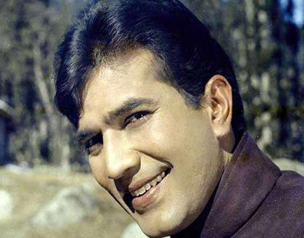 রাজেশ খন্না: এক তরুণী নাকি নিজের রক্ত দিয়ে চিঠি লিখে পাঠাতেন রাজেশকে। বহু বার রাজেশকে ফলো করেছেন তিনি!