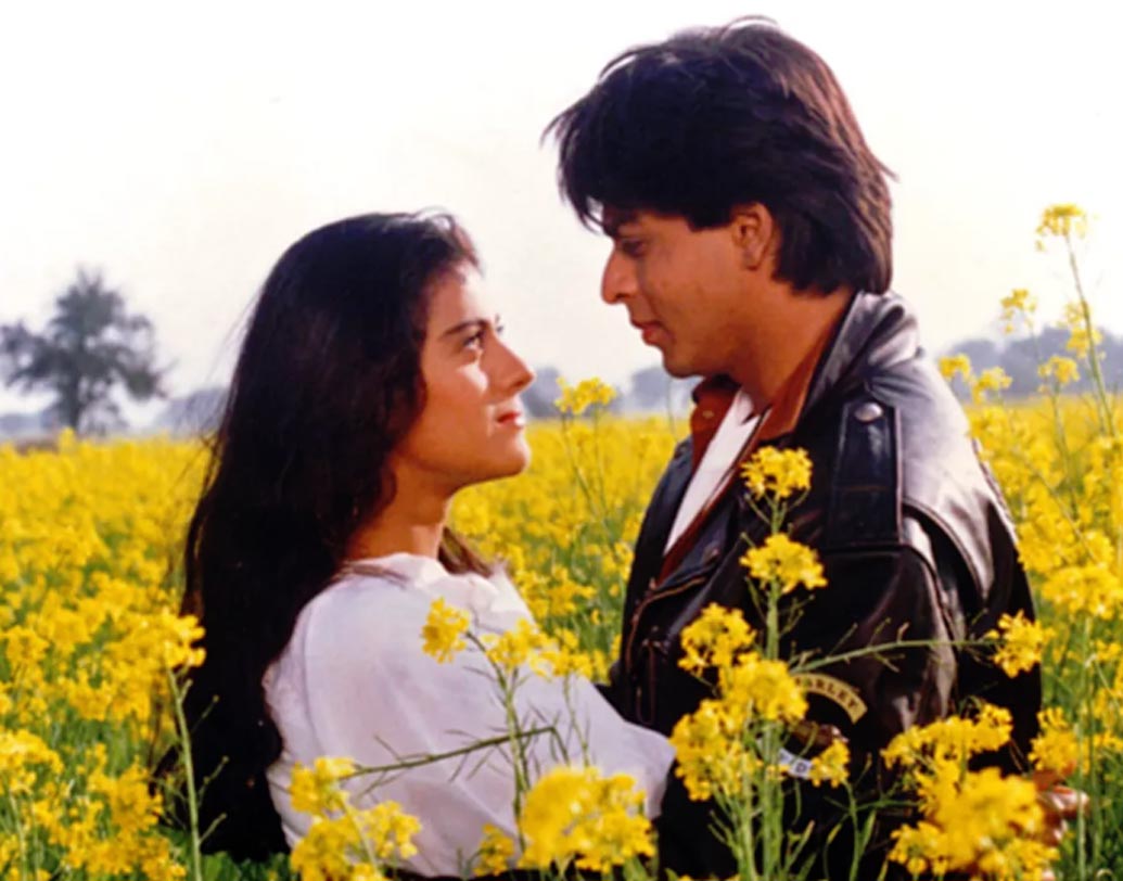 দিলওয়ালে দুলহনিয়া লে জায়েঙ্গে- প্রথম ছবি দিয়েই বলিউডে বাজিমাত করে দিয়েছিলেন আদিত্য চোপড়া। মুক্তি পেয়েছিল সেই ’৯৫ সালে। ২৮ বছর ধরে মুম্বইয়ের এক সিনেমা হলে চলেছিল ‘দিলওয়ালে দুলহনিয়া লে জায়েঙ্গে’। আজ অবধি প্রায় ১১০০ কোটি টাকার ব্যবসা করেছে এই ছবি।