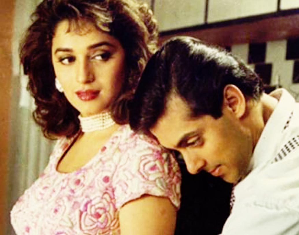 হাম আপকে হ্যয় কৌন- গতানুগতিক ধাঁচে একটু বদল এনেছিল ‘হাম আপকে হ্যায় কৌন’। হাজার কোটির গণ্ডি পার করে প্রায় ১৩২০ কোটি টাকার মতো বক্স অফিসে ব্যবসা করেছিল সলমন খান অভিনীত এই ছবি।