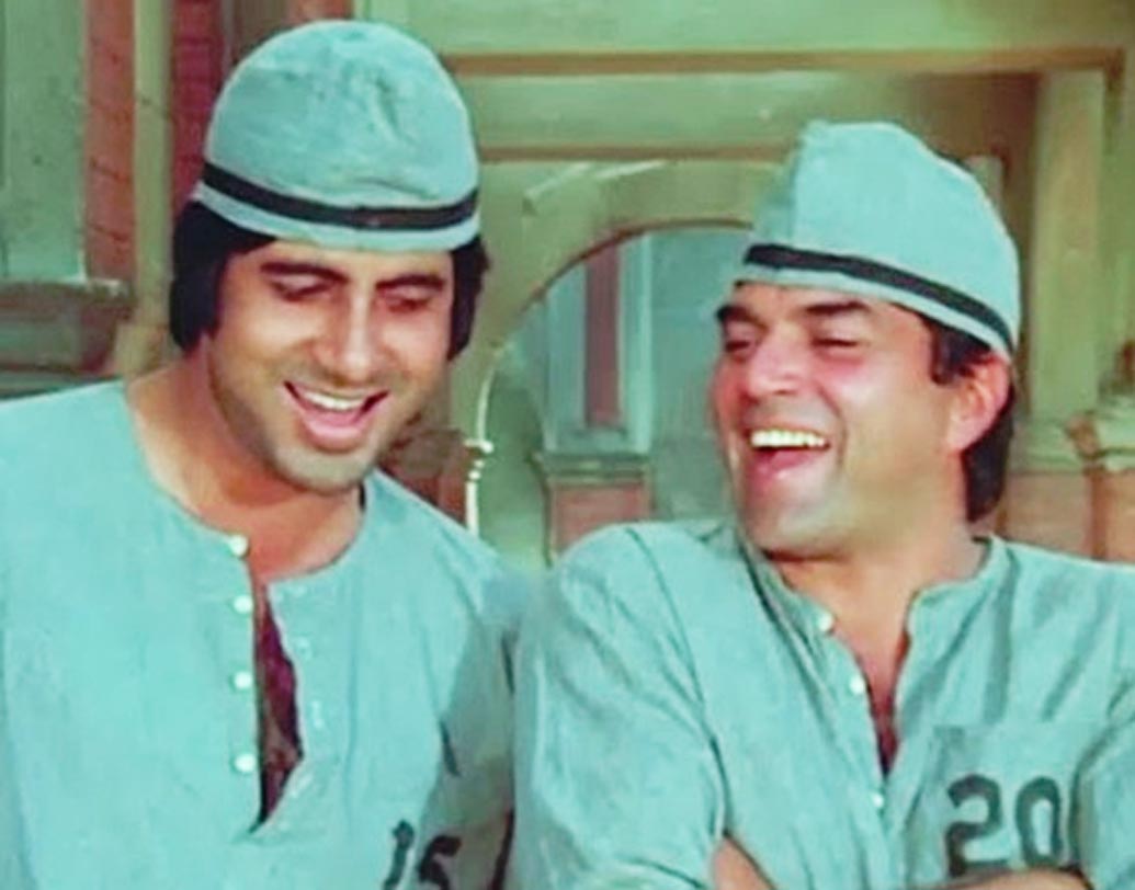 শোলে- বলিউডের সেরার সেরা ছবিগুলির মধ্যে ‘শোলে’ অন্যতম। ২০০২ সালে ব্রিটিশ ইনস্টিটিউটের বিচারে বিশ্বের সেরা ছবি নির্বাচিত হয়েছিল ‘শোলে’। এই ছবিও হাজার কোটি টাকার ওপরে ব্যবসা করেছিল।