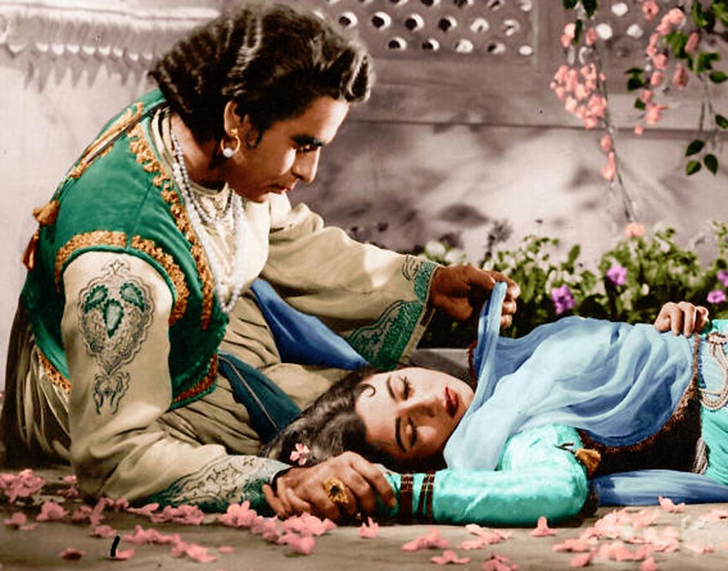 মুঘল-এ-আজম- খানিক অপ্রত্যাশিত ভাবেই এই ছবিটি বিপুল অঙ্কের ব্যবসা করেছিল। সেই সময়ে বক্স অফিসে মুঘল-এ-আজমের রোজগার ছিল ১১ কোটি টাকার কাছাকাছি। আর বিশ্বব্যাপী এই ছবিই প্রায় ২০০০ কোটি টাকার ব্যবসা করেছিল।