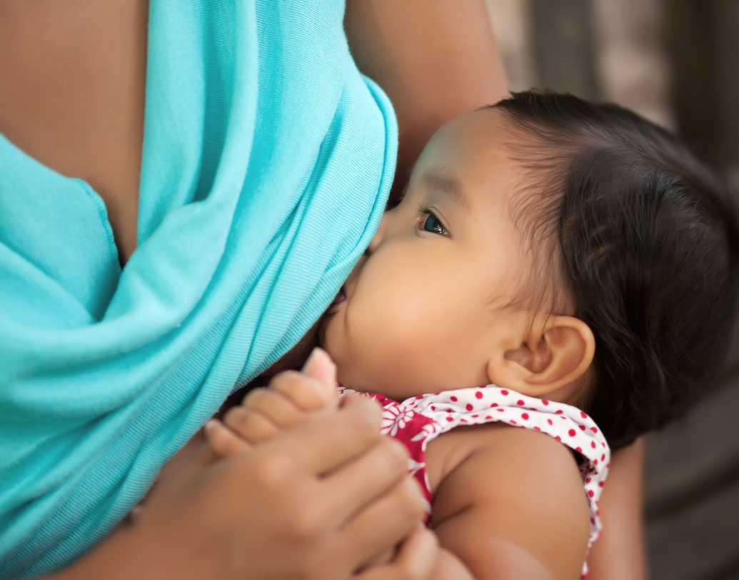 মাতৃদুগ্ধ শিশুর বিকাশ ও উন্নয়নের চাবিকাঠি। তাই জন্মের পর যত দ্রুত সম্ভব তাকে ঘন হলুদ দুধ (কলোস্ট্রাম) পান করান। এ ছাড়াও অন্তত দু’ বছর মাতৃদুগ্ধকে তার খাদ্যতালিকায় সবচেয়ে উপরের সারিতে রাখুন। শরীরে রোগ প্রতিরোধের ক্ষমতা বাড়াতে, শিশুর বুদ্ধির বিকাশে মাতৃদুগ্ধের ভূমিকা অপরিসীম। ছবি: শাটারস্টক।