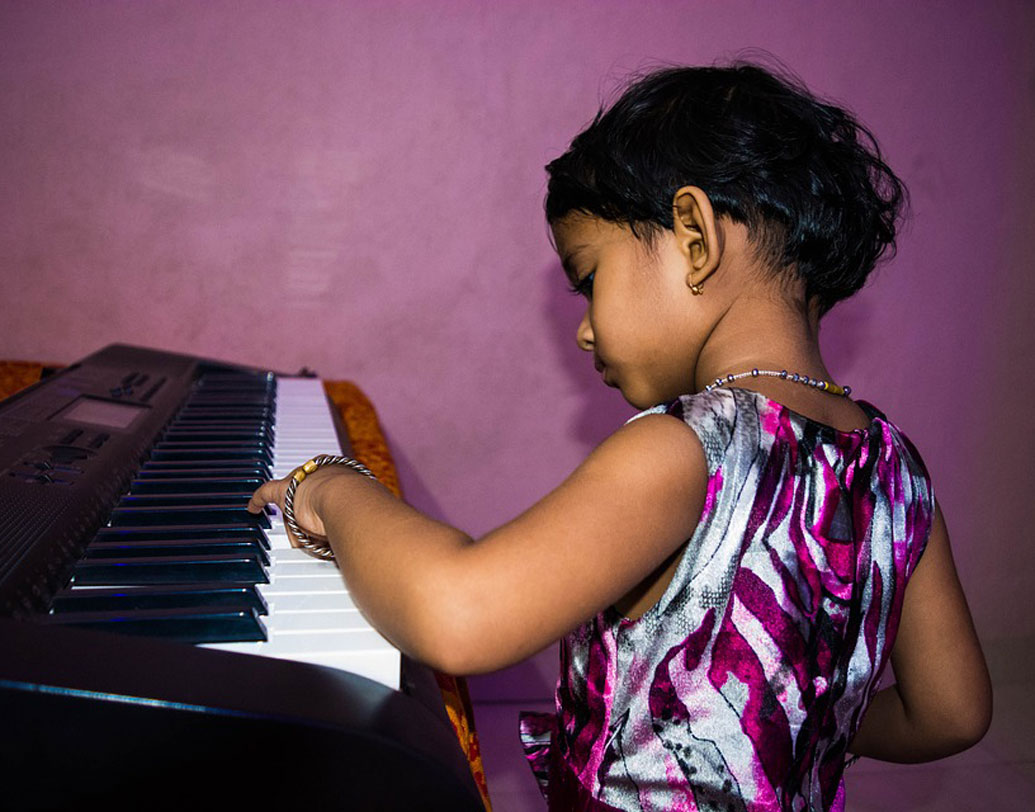 দিনের একটা সময় শিশুকে হালকা গান শোনান। যে কোনও হালকা গান শিশুর হাইপোথ্যালামাসকে শান্ত করে, তাকে ভাবুক করে তোলে। চিকিৎসাবিজ্ঞান বলছে, গান শিশুর মনঃসংযোগ বাড়ায়। স্মৃতিশক্তি সতেজ রাখে। তাই সন্তানকে ছোট থেকেই গান বা বাদ্যযন্ত্রের তালিম দিন। তাতে তার সৃজনশীলতাও বৃদ্ধি পাবে। ছবি: পিক্সঅ্যাবে।