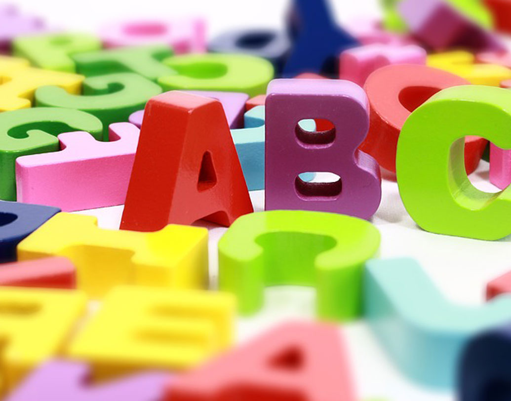 সন্তানের শব্দের সংগ্রহ বাড়ানোর দিকে নজর দিন ছেলেবেলা থেকেই। ইংরেজির সঙ্গে তার মাতৃভাষার প্রতিও আগ্রহ তৈরি করুন। ওয়ার্ড বুক সে ক্ষেত্রে কাজে আসবে। পড়তে না শেখা অবধি আপনিই তার সামনে সঠিক উচ্চারণে সে সব পড়ুন। শিশুর কান নতুন নতুন শব্দ শিখতে আগ্রহী হয়। উচ্চারণ শিখতেও এই উপায় অত্যন্ত কার্যকর। ছবি: পিক্সঅ্যাবে।