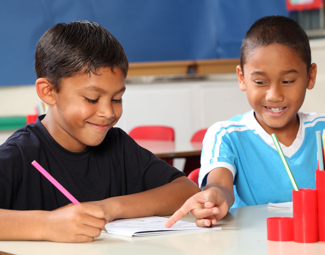 আত্মকেন্দ্রিকতা নয়, সন্তানকে ছোট থেকেই উপকারী হয়ে উঠতে শেখান। পাড়া-প্রতিবেশী থেকে বন্ধুবান্ধব— সকলের প্রতিই সাহায্যের হাত বাড়িয়ে দিক সে। আর এই বিষয়ে আপনিই হয়ে উঠতে পারেন ওর দৃষ্টান্ত। নিঃস্বার্থ ভাবে অন্যের উপকারের সুফল ওকে শেখান ছোট থেকেই। এতে শিশু বড় মনের অধিকারী হবে সহজেই। ছবি: শাটারস্টক।