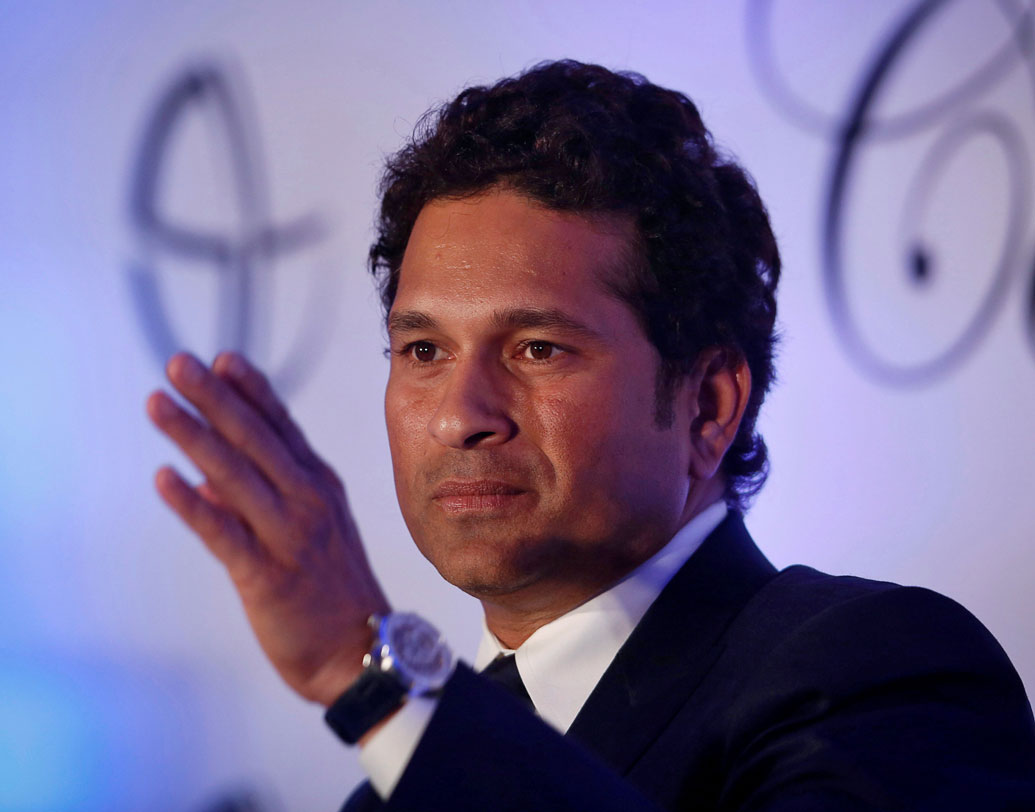 সচিন তেন্ডুলকরের ভারী ব্যাটের ঘায়ে চার-ছয় রানগুলি আসলে এক বাঁ-হাতির খেল্‌। বুঝলেন না? গোটা কেরিয়ারে ডান হাতে ব্যাট করলেও সচিন আসলে বাঁ-হাতি। অটোগ্রাফ দেওয়া থেকে শুরু করে খাওয়াদাওয়া করা, প্রায় সব কাজই বাঁ-হাতে করেন সচিন।