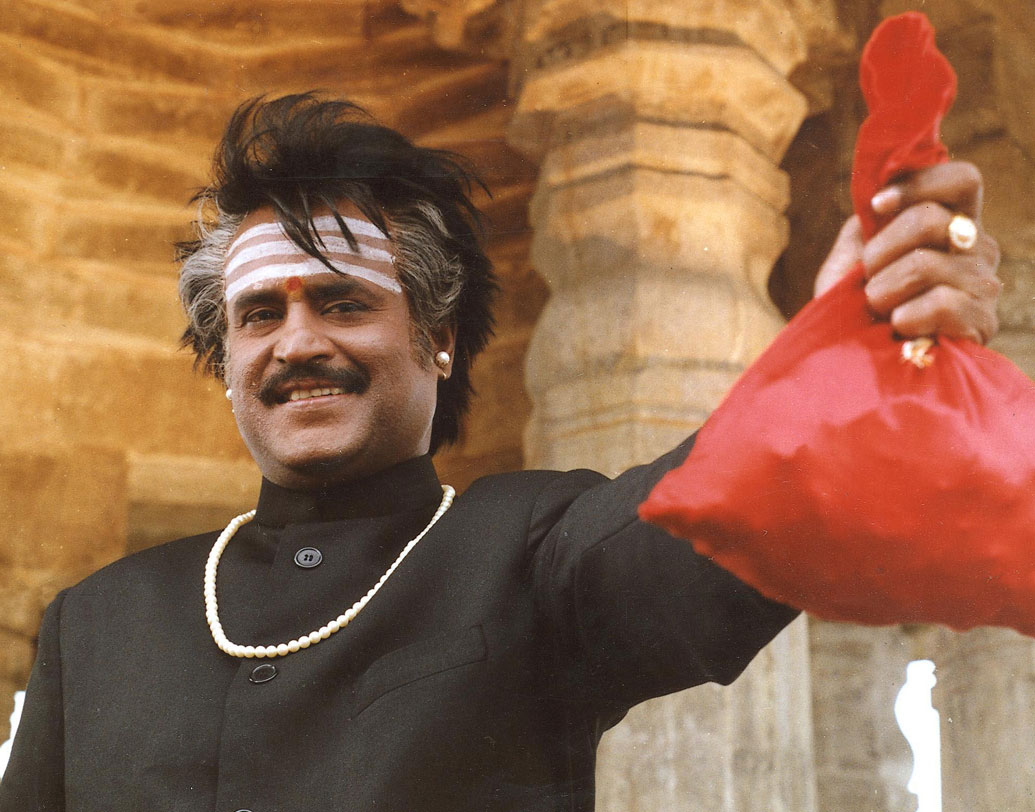 বড় পর্দায় ডান বা বাঁ-হাতে সমান দক্ষ হলেও, দক্ষিণী ফিল্মের সুপারস্টার রজনীকান্ত আসলে বাঁ-হাতি। বাস কন্ডাকটর থেকে ভারতীয় সিনেমার ইতিহাসে তো বটেই, রজনী জায়গা করে নিয়েছেন আম জনতার তৈরি অবিশ্বাস্য গল্পগাথাতেও।