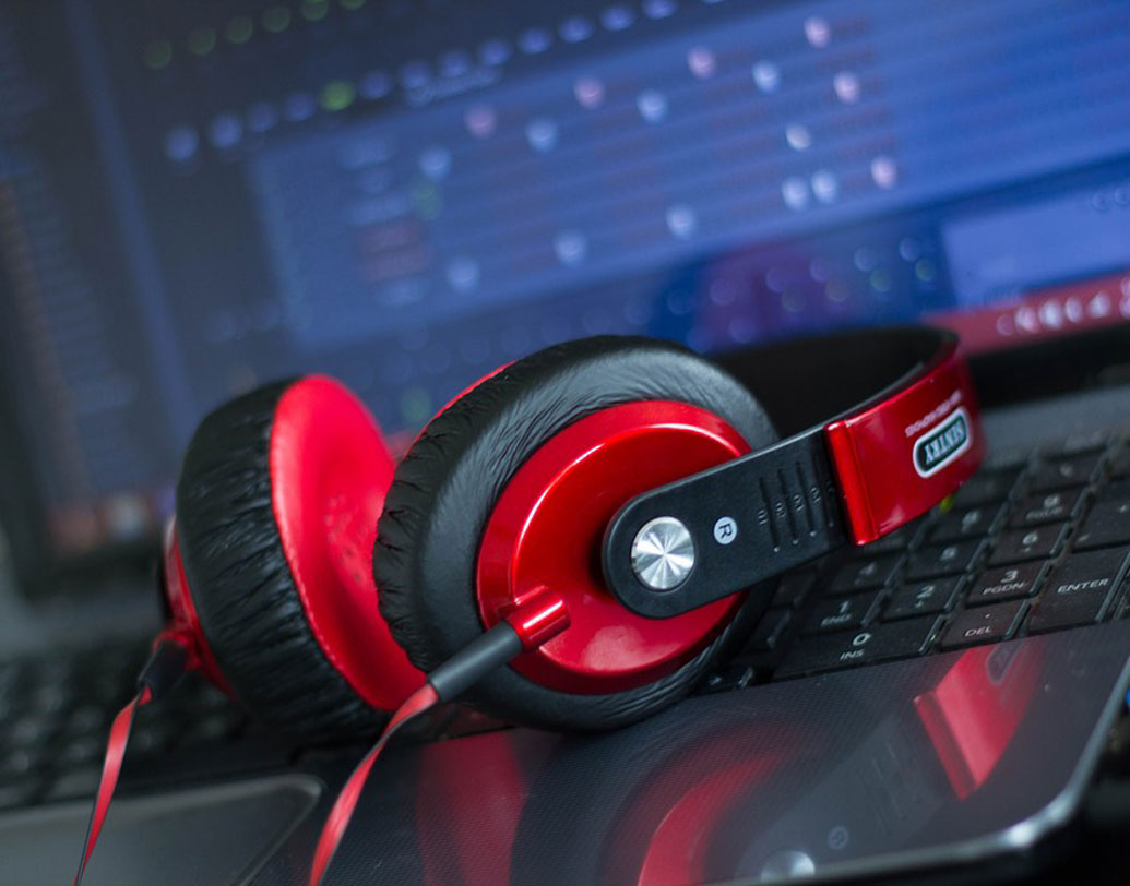 বাড়ি ফিরে নিজের প্রিয় বিছানা আমাদের সকলের প্রিয়। বেশ তো, গা এলিয়ে দিন বিছানায়। এ বার হাতের কাছে থাকা মিউজিক সিস্টেমে চালিয়ে দিন আপনার পছন্দের কোনও হালকা গান। মস্তিষ্কের কোষ এতে আরাম পায়। হালকা গানের ছন্দ হাইপোথ্যালামাসে এক সুখের আমেজ তৈরি করে। সহজেই পিছু সরে মানসিক চাপ। ছবি: পিক্সঅ্যাবে।