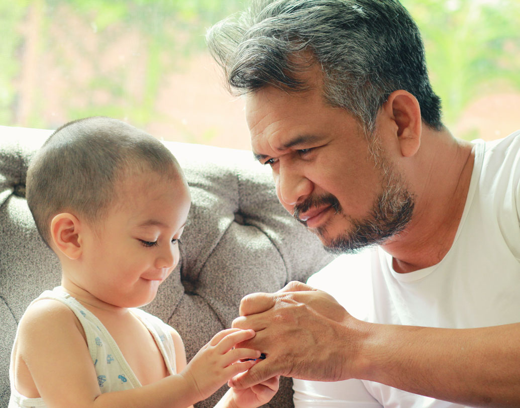 বাড়িতে শিশু আছে? তা হলে চাপ মুক্ত করতে এর চেয়ে ভাল উপায় আর নেই। বাড়ি ফিরেই কিছুটা সময় তাদের সঙ্গে কাটান। তাদের মতো করে মিশুন। তাদের সঙ্গ আপনাকে সারা দিনের কাজের ক্লান্তি সরিয়ে দিতে সাহায্য করবে। শিশুদের হাসি-আবদার-বায়নার মধ্যেই জীবনের অন্য সুর লেগে থাকে। ছবি: পিক্সঅ্যাবে।