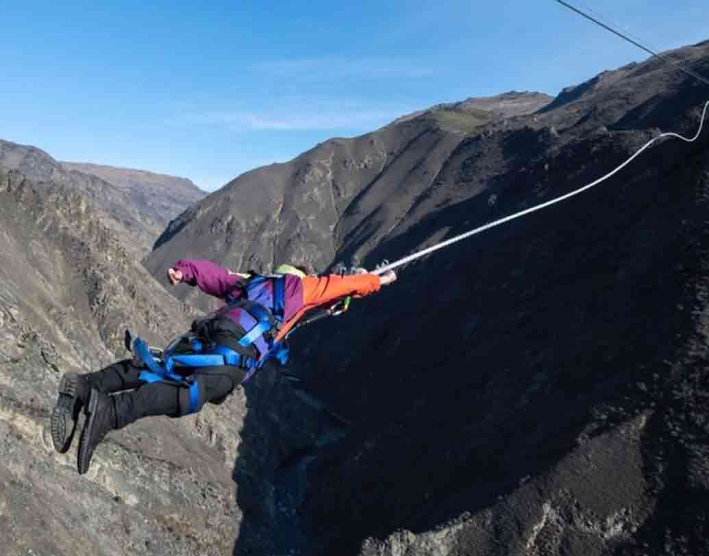 ওয়াইল্ড রাইড বোধহয় একেই বলে। আসলে একে এক ধরনের বাঞ্জি জাম্পও বলা যায় একে। নিমেষের মধ্যে পাহাড়ের  উপরে এক প্রান্ত থেকে অন্য প্রান্তে পৌঁছে যাচ্ছে মানুষসমেত দড়িটি, আর তারপর আচমকা নিচে নামা!