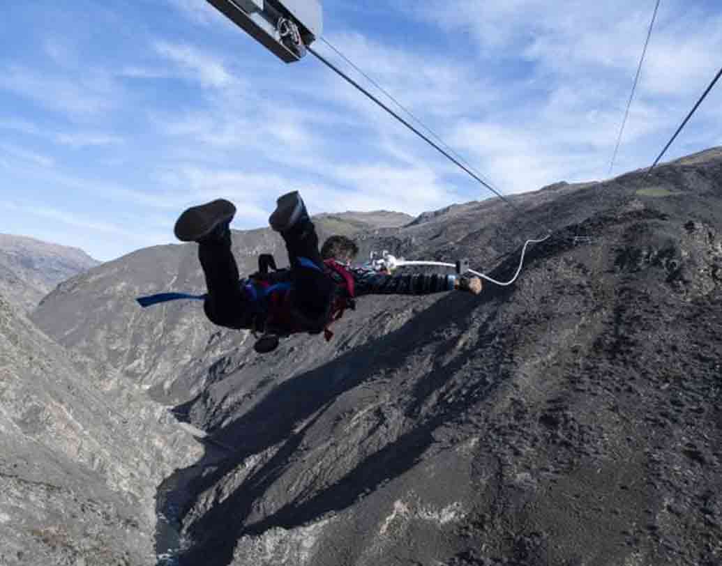 এই অভিজ্ঞতা প্রত্যক্ষ করতে চাইলে আসতে হবে নিউজিল্যান্ডের কুইন্সটাউনের নেভিস ভ্যালিতে। প্রায় ৩৫০ কোটি টাকা খরচ করে বানানো হয়েছে এই ক্যাটাপুল্ট সেন্টার।