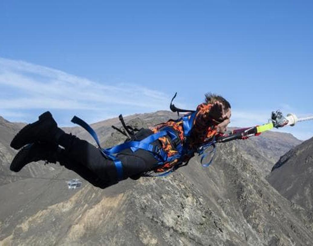 হাড় হিম করা এই বাঞ্জি জাম্পিংয়ে বেশ কয়েকবার মাঝ আকাশেই ১২০ মিটারের দড়ি সমেত অ্যাডভেঞ্চারপ্রিয় রাইডারদের ডিগবাজি খেতে দেখা গিয়েছে ভেসে ভেসে নামার সময়।