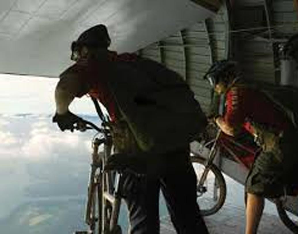 কিছু স্কাই ডাইভারদের বিমান থেকে বাইক সমেত মাঝ আকাশে ঝাঁপ দেওয়ার ‘কনসেপ্ট’ থেকেই ক্যাটাপুল্টের ভাবনা মাথায় আসে নির্মাতাদের। অ্যাডভেঞ্চার ট্যুরিজমকে আরও জনপ্রিয় করতেই এটি তৈরি হয়।