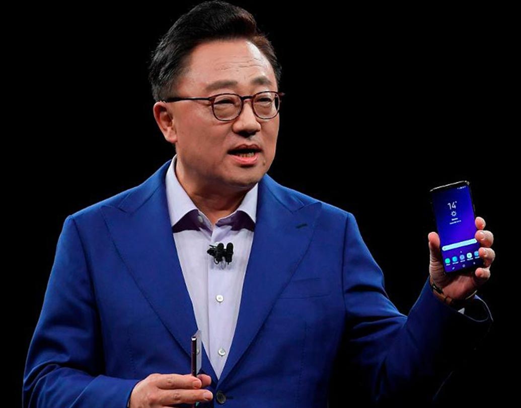 ১৩ অগস্ট নিউ ইয়র্কে স্যামসাং মোবাইল বিজনেস হেড ডি জো কোহ সাংবাদিকদের বলেন, ৫জি ফোন নিয়ে কাজ চলছে। ২০১৯ সালের মার্চে সেটি বাজারে আসতে পারে। পরবর্তী কালে এমন ফোন তাঁরা আনবেন, যা মুড়ে ভাঁজ করে রাখা যায়।