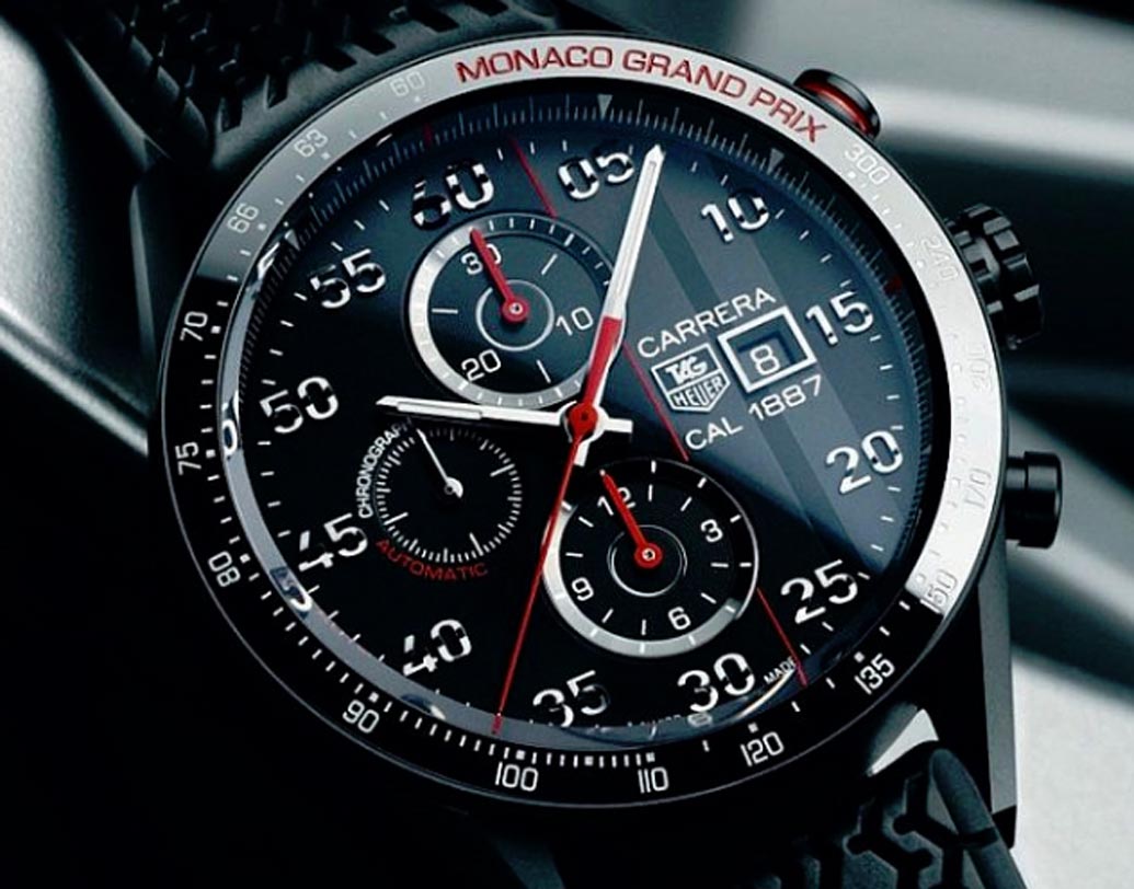 এই মুহূর্তে বছরে রণবীরের রোজগার ১০২ কোটি টাকার কাছাকাছি। আর মোট সম্পত্তির পরিমাণ প্রায় ৩২০ কোটি টাকা। ১৩ বছর বয়সে মা-বাবার কাছ থেকে পেয়ে গিয়েছিলেন ৩ লক্ষ ২৫ হাজার টাকার মূল্যের একটি ট্যাগ হিউয়্যার মোনাকো গ্রাঁ প্রিঁ ঘড়ি। বহু দিন এই ঘড়ি ব্যবহার করেছিলেন রণবীর।