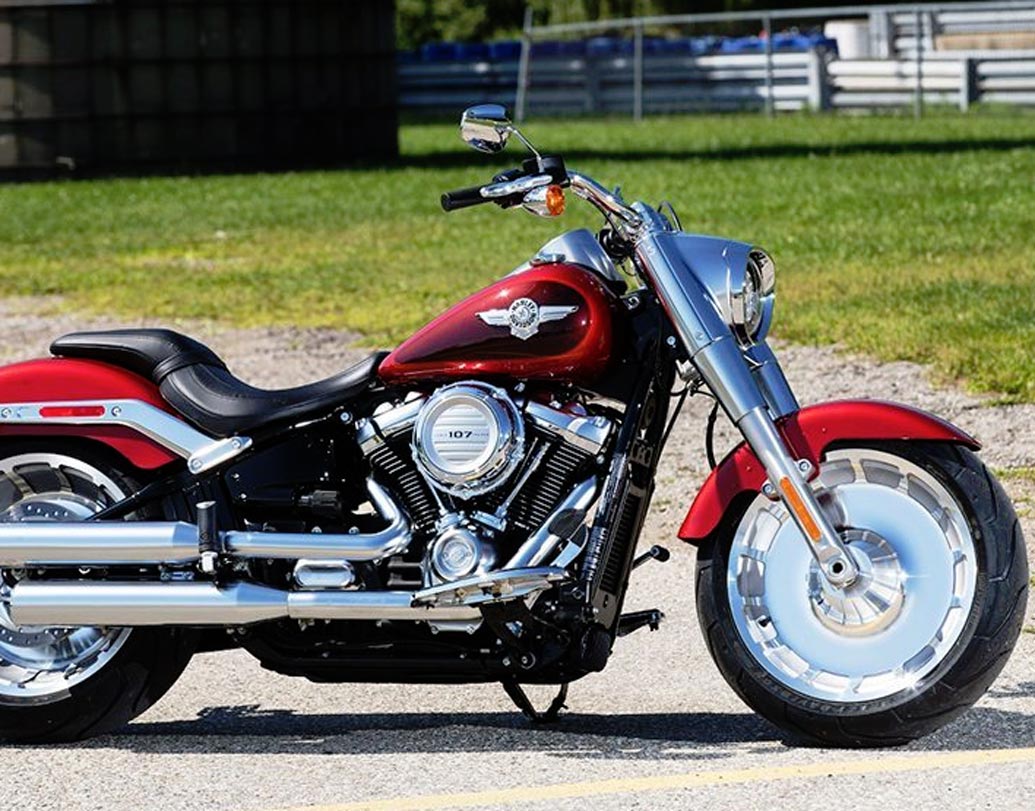 বাইকের ঝোঁকও রণবীরের বরাবরের। আর সেই কথাটা খুব ভাল ভাবে জানতেন সঞ্জয় দত্ত। এক বার রণবীরের জন্মদিনে লাল টুকটুকে একটা হার্লে ডেভিডসন ফ্যাটবয় উপহার দিয়েছিলেন সঞ্জু বাবা। যার দাম প্রায় ১৮ লক্ষ টাকা। তবে এর জন্য নাকি ঋষি কপূরের কাছে বকুনিও খেতে হয়েছিল সঞ্জয় দত্তকে।