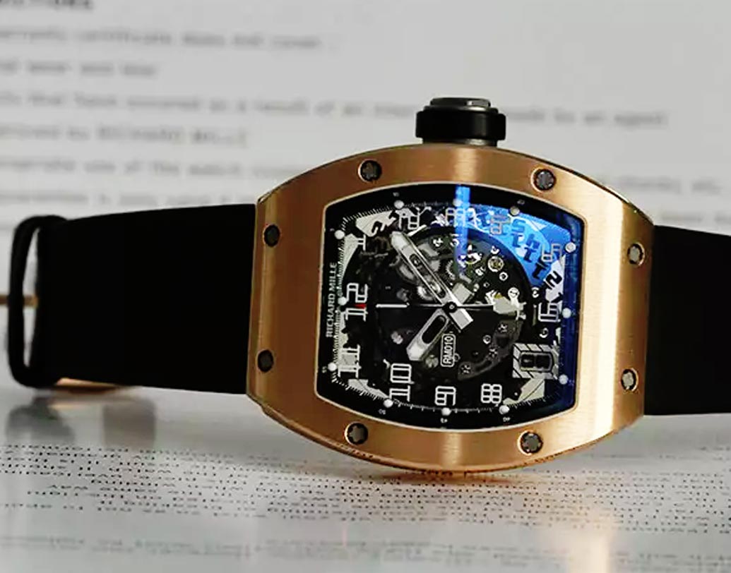 অমিতাভ বচ্চনও রণবীরের অভিনয়ে মুগ্ধ হয়ে একটা ৫০ লক্ষ টাকা দামের ঘড়ি উপহার দিয়েছিলেন। আর সেই ঘড়ির নাম রিচার্ড মিলি আরএম ০১০।