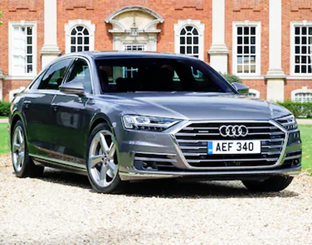 ফ্যান্সি গাড়ির ক্ষেত্রে কিন্তু সলমন খান আর রণবীর কপূরের পছন্দ অনেকটাই এক। সলমন খানের মতোই ১ কোটি ১২ লক্ষ টাকা মূল্যের একটি অডি এ এইট রয়েছে রণবীরের।