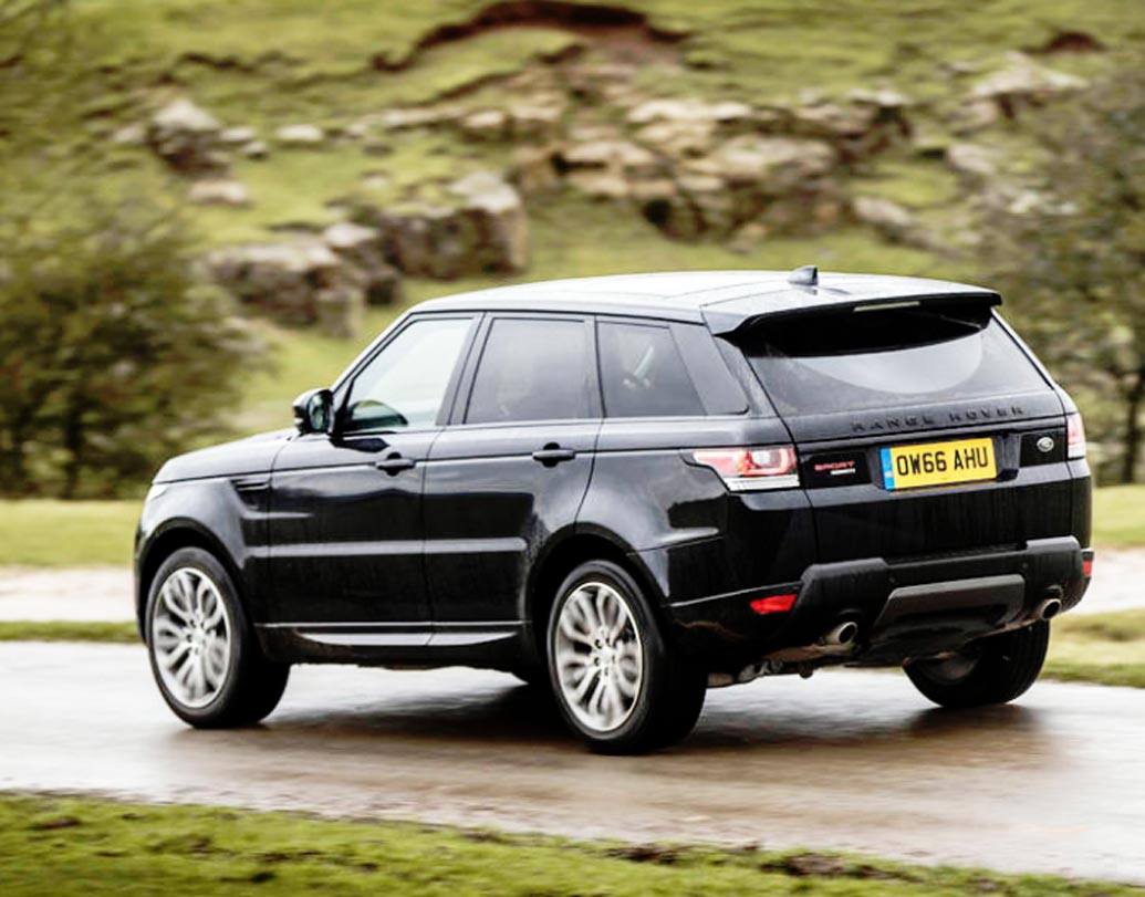 প্রায় ১ কোটি ৫১ লক্ষ টাকা মূল্যের একটি রেঞ্জ রোভার স্পোর্টও রয়েছে রণবীর কপূরের। বলিউডে জোর গুঞ্জন দীপিকা পাড়ুকোনের সঙ্গে ডেটিং করার সময়েই এই গাড়িটি কিনেছিলেন রণবীর কপূর।