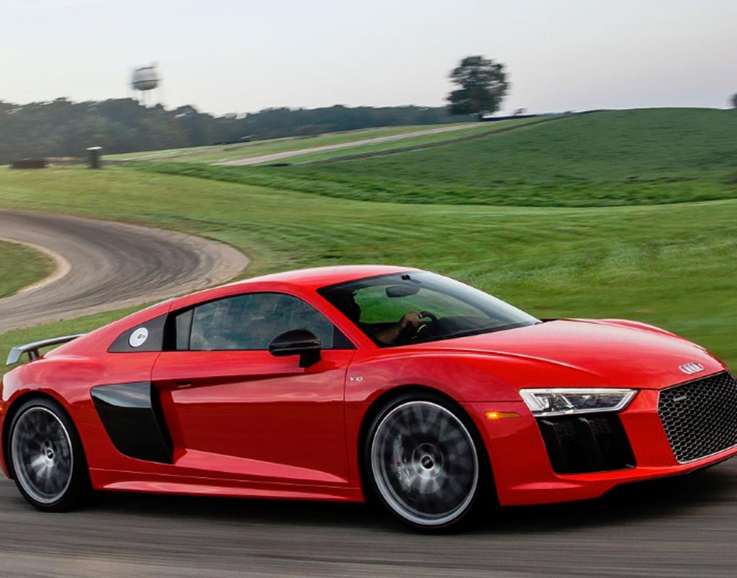 তবে রণবীরের গ্যারেজের সব থেকে দামি গাড়িটি হল অডি আর এইট ভি টেন। প্রায় আড়াই কোটি টাকা মূল্যের এই গাড়িটিই আয়রন ম্যান ছবির প্রথম পার্টে রবার্ট ডাউনি জুনিয়র ব্যবহার করেছিলেন। এই গাড়িটি নিয়েই ক্যাটরিনাকে সঙ্গে করে ঘুরছিলেন রণবীর।