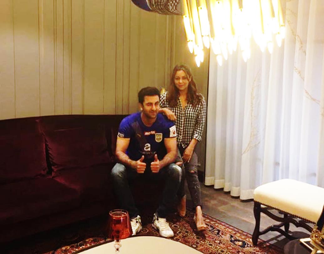 পালি হিলসে রণবীর কপূরের ফোর বিএইচকে একটি ফ্ল্যাট রয়েছে। ৩৫ কোটি টাকা মূল্যের রণবীরের এই অ্যাপার্টমেন্টটির অন্দরসজ্জা করেছেন গৌরি খান।